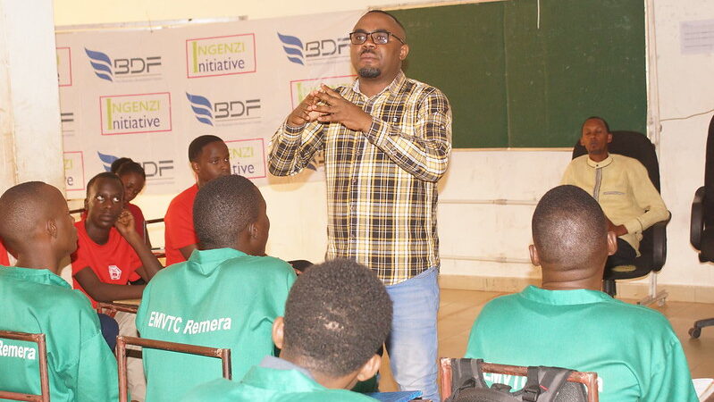 INGENZI Initiatives  na BDF bahuguye urubyiruko rwo muri MVTC Remera  ku gukora imishinga