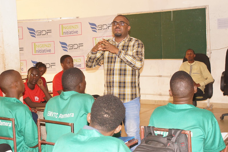 INGENZI Initiatives  na BDF bahuguye urubyiruko rwo muri MVTC Remera  ku gukora imishinga