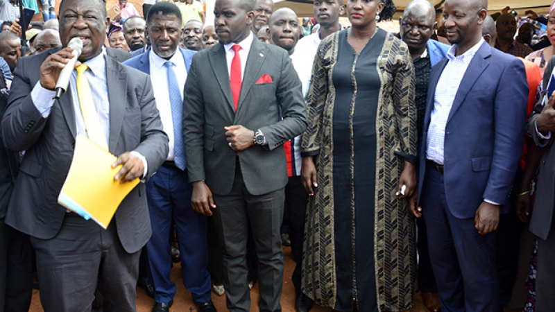 Uganda: Dr. Sam Mayanja yasubije Abaturage ubutaka bwabo bari barambuwe na Polisi y’iki gihugu
