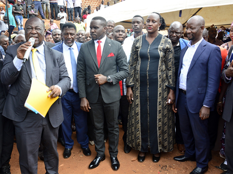 Uganda: Dr. Sam Mayanja yasubije Abaturage ubutaka bwabo bari barambuwe na Polisi y’iki gihugu