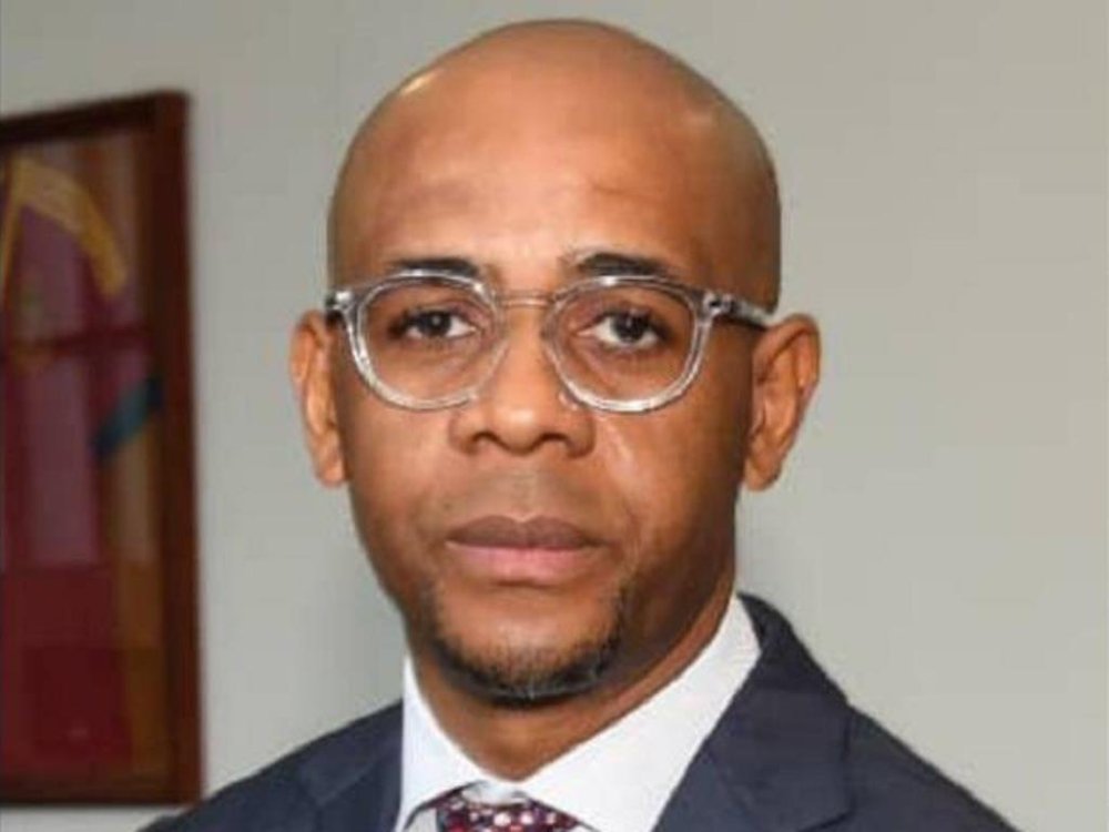 Yirukanwe ku mirimo nyuma y’amashusho ye yagiye hanze agaragaza ko yihaye akabyizi n’abagore barenga 400.
