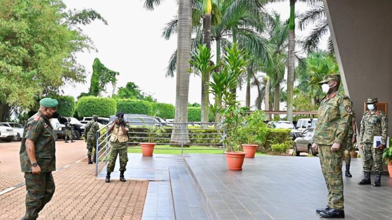 Umugaba Mukuru w’Ingabo za Uganda, Gen. Muhoozi Kainerugaba na mugezi we Gen. Songesa wa DRC baganiriye ku mutekano w’akarere