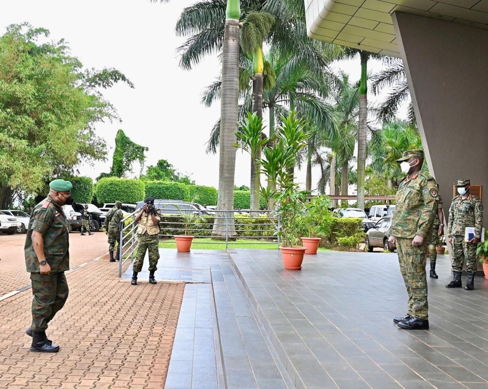 Umugaba Mukuru w’Ingabo za Uganda, Gen. Muhoozi Kainerugaba na mugezi we Gen. Songesa wa DRC baganiriye ku mutekano w’akarere