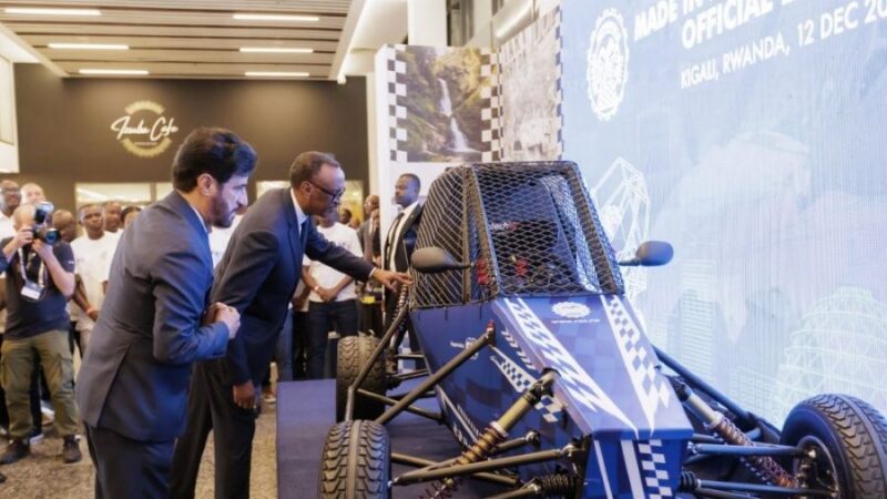 Umuyobozi wa FIA  ari kumwe na Perezida Kagame bamuritse imodoka y’amasiganwa yakorewe mu Rwanda