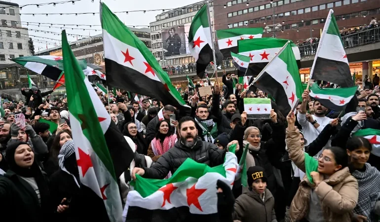 Amafoto: Ibendera rya opozisiyo risimbuye ubutegetsi bwa Bashar al-Assad muri Siriya ndetse no mu mahanga