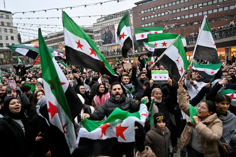 Amafoto: Ibendera rya opozisiyo risimbuye ubutegetsi bwa Bashar al-Assad muri Siriya ndetse no mu mahanga