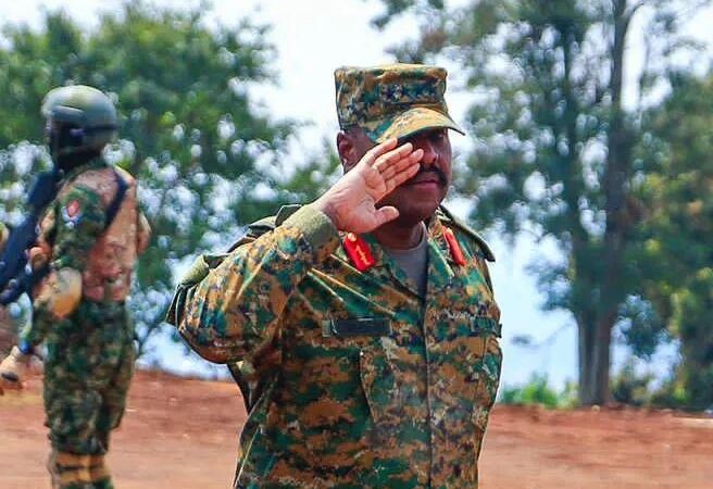 Gen Muhoozi Kainerugaba, yatangaje ko ingabo ayoboye zizatangira kugaba ibitero ku bacanshuro b’abazungu bari burasirazuba bwa RDC