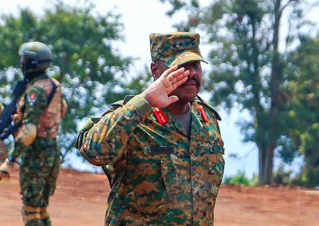Gen Muhoozi Kainerugaba, yatangaje ko ingabo ayoboye zizatangira kugaba ibitero ku bacanshuro b’abazungu bari burasirazuba bwa RDC