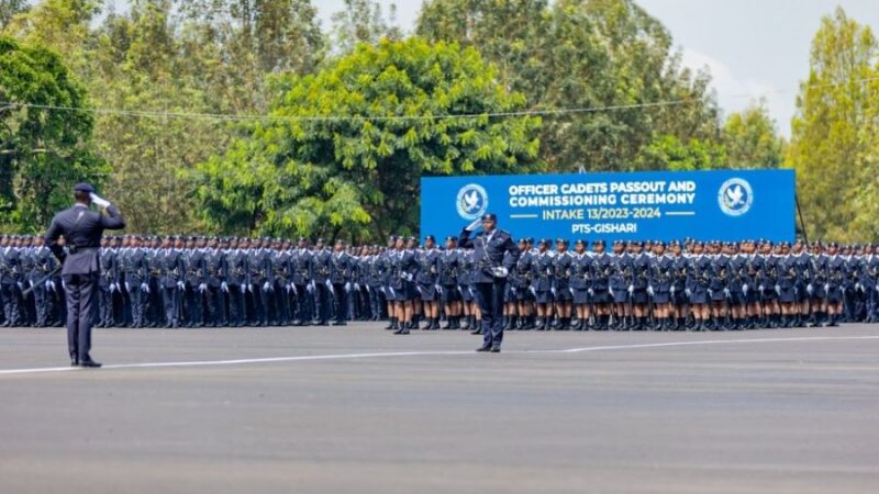 Minisitiri w’Intebe yambitse amapeti abofisiye bato bagera kuri 635 binjiye muri Polisi y’u Rwanda