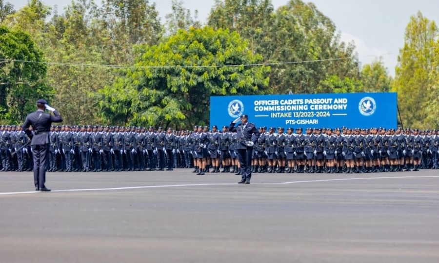 Minisitiri w’Intebe yambitse amapeti abofisiye bato bagera kuri 635 binjiye muri Polisi y’u Rwanda