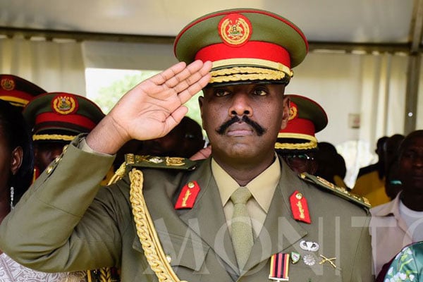 Gen Muhoozi yogeye kugusha benshi yifashishije Twitter