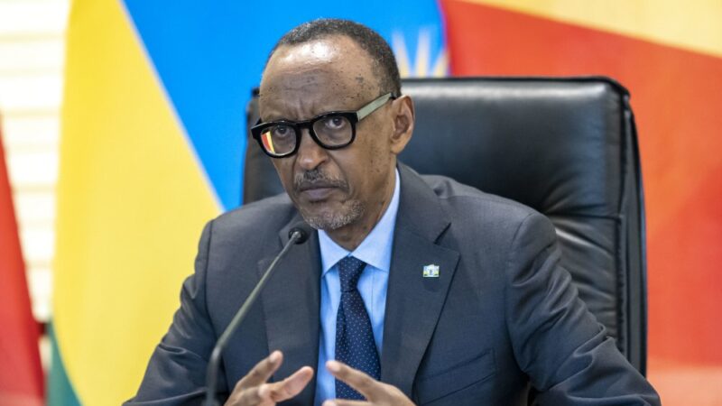 Aho guhitamo hagati y’ibibangamira umutekano no gufatirwa ibihano, nafata intwaro, Perezida Paul Kagame