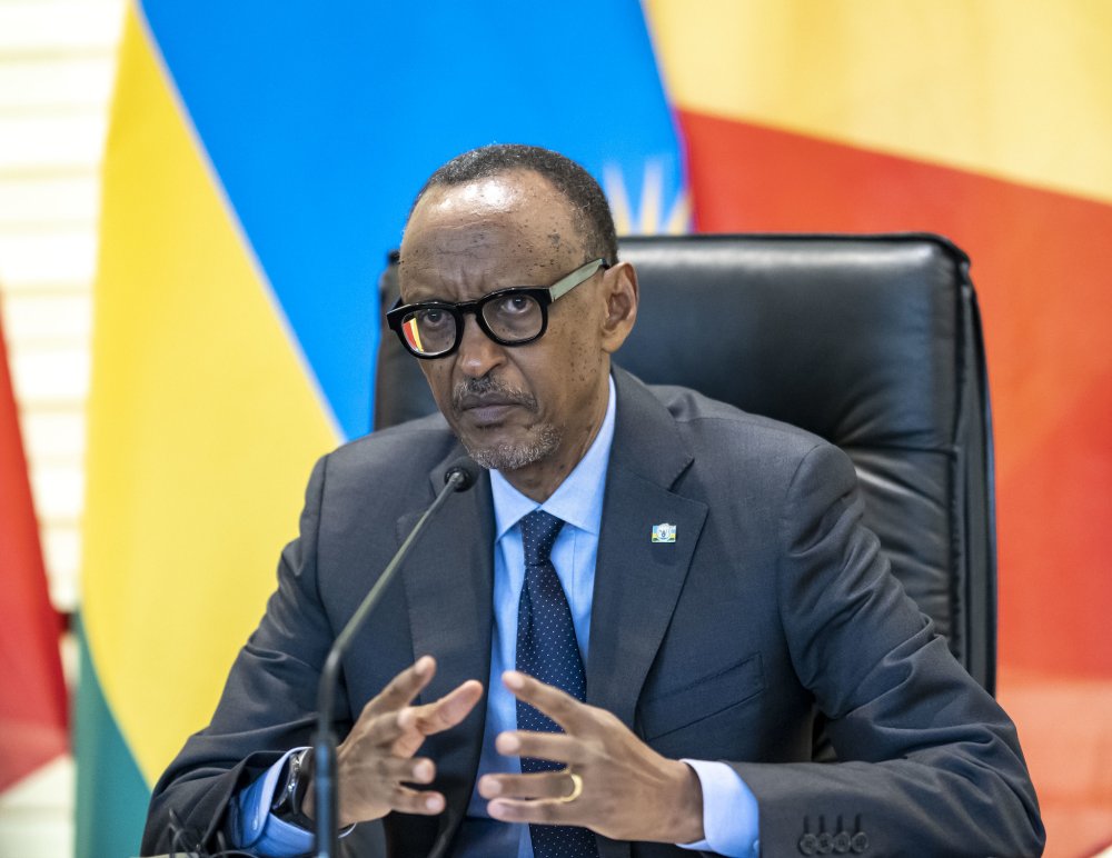 Aho guhitamo hagati y’ibibangamira umutekano no gufatirwa ibihano, nafata intwaro, Perezida Paul Kagame