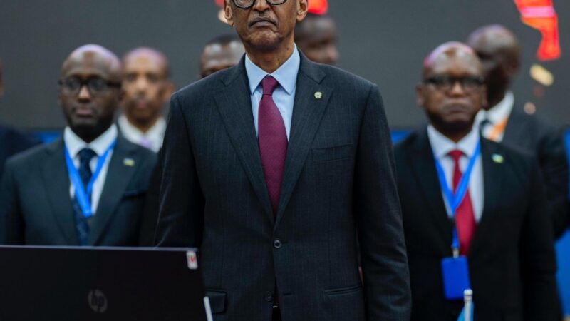 Perezida Kagame abwira bagenzi be mu nama ya EAC na SADC ko ntwawe uzacecekesha u Rwanda