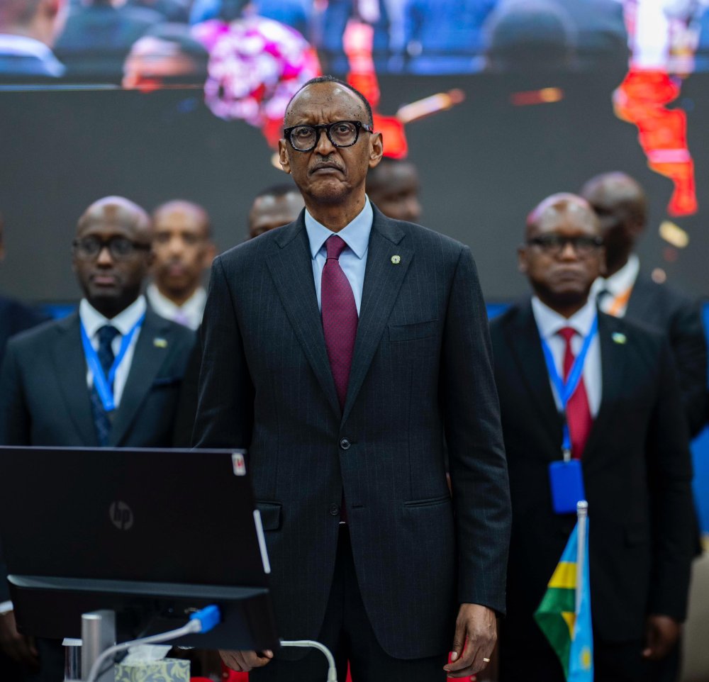 Perezida Kagame abwira bagenzi be mu nama ya EAC na SADC ko ntwawe uzacecekesha u Rwanda