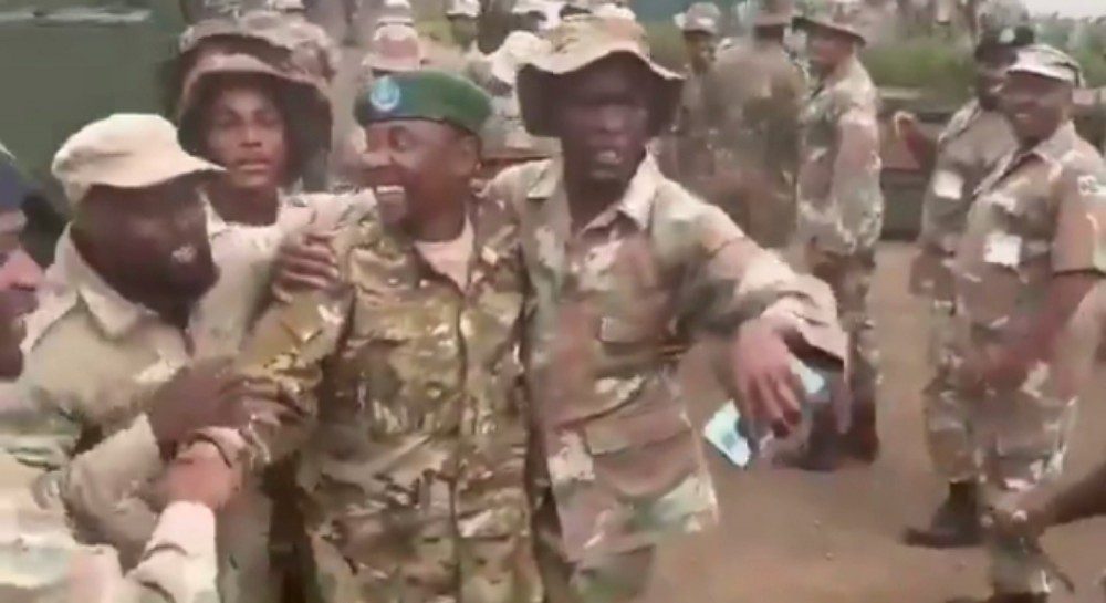 Lt. Col Willy Ngoma yahawe akazina kakabyiniriro ka “Quickly”  n’abasirikare ba SADC