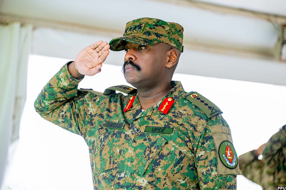 Gen. Muhoozi yisubiye ku cyemezo cyo gufata Umujyi wa Kisangani