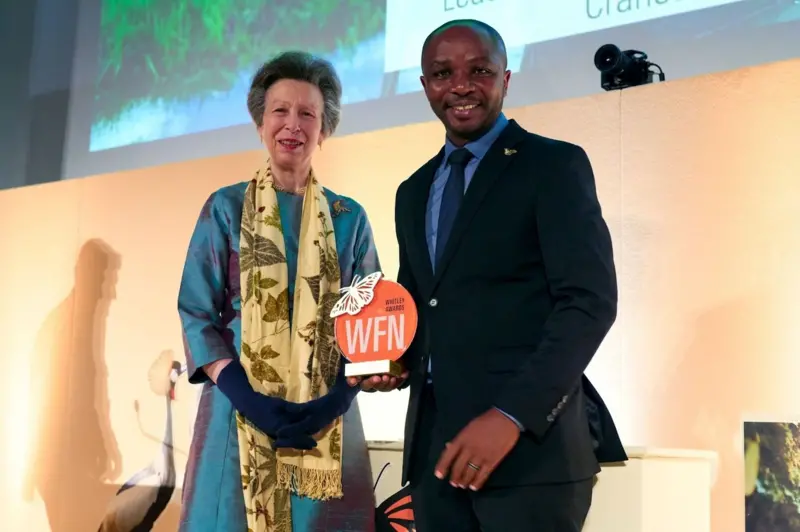 Benshi ntibacyumva imisambi ihiga, Dr Olivier Nsengimana Nsengimana wahembewe gutuma Abanyarwanda bongera kubona imisambi