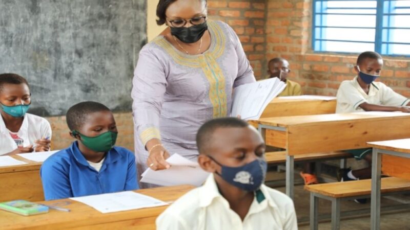 Abanyeshuri barenga ibihumbi 220 batangiye ibizamini bisoza amashuri abanza mu Rwanda