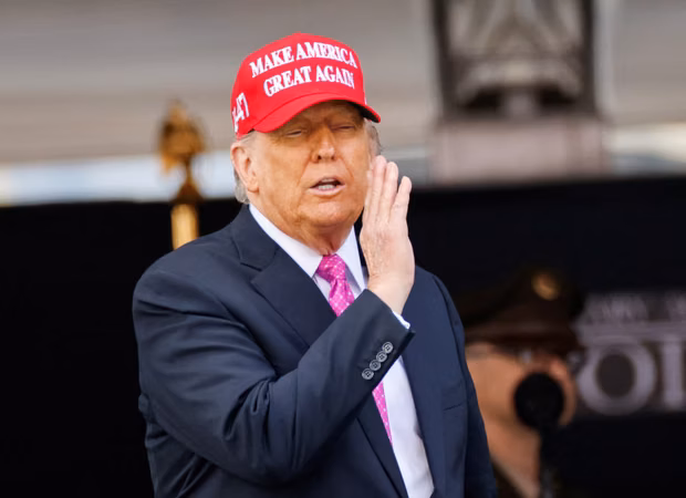 Trump yahakanye ko ahisha ukuri ku byaha bya Epstein wiyahuriye muri gereza