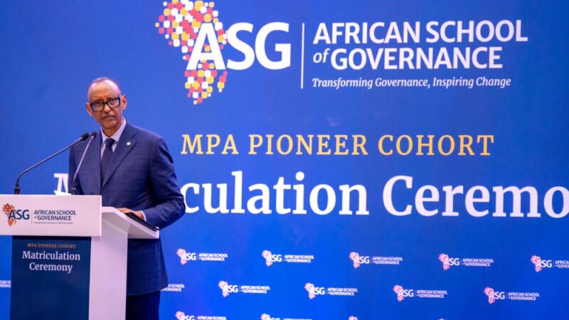 Perezida Paul Kagame yasabye abanyeshuri bagiye kwiga mu Ishuri ASG kudategereza byinshi ku bandi
