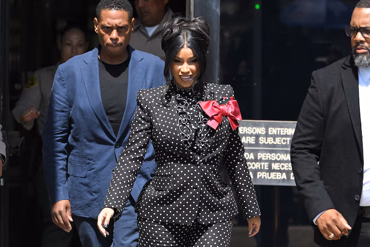 Cardi B yatsinze urubanza yaregwamo na Emani Ellis i Los Angeles