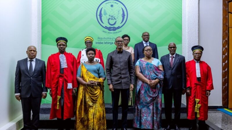 Perezida PaulKagame yasabye abayobozi bashya gukorera igihugu mu buryo budasanzwe no kwirinda guteta