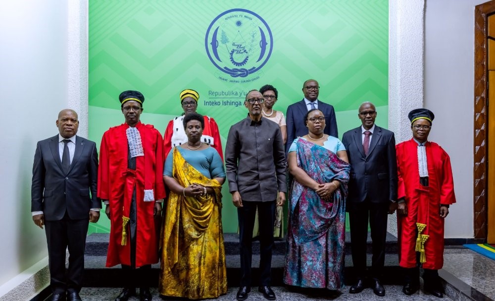 Perezida PaulKagame yasabye abayobozi bashya gukorera igihugu mu buryo budasanzwe no kwirinda guteta