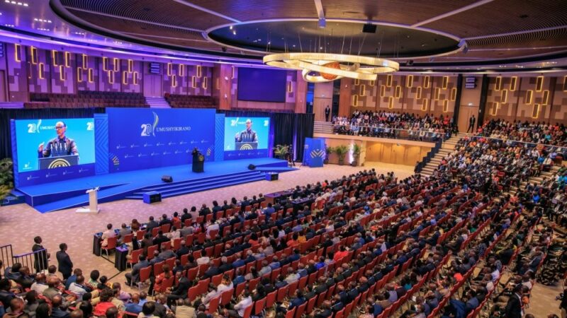 Perezida Kagame yagaragaje uko Abanyarwanda bakwiriye kwitwara ku bashaka kubasubiza inyuma