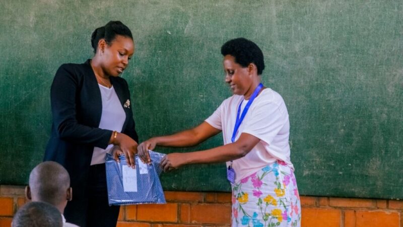 Min. Irere yamaze igihunga abanyeshuri batangiye ibizamini bisoza amashuri abanza