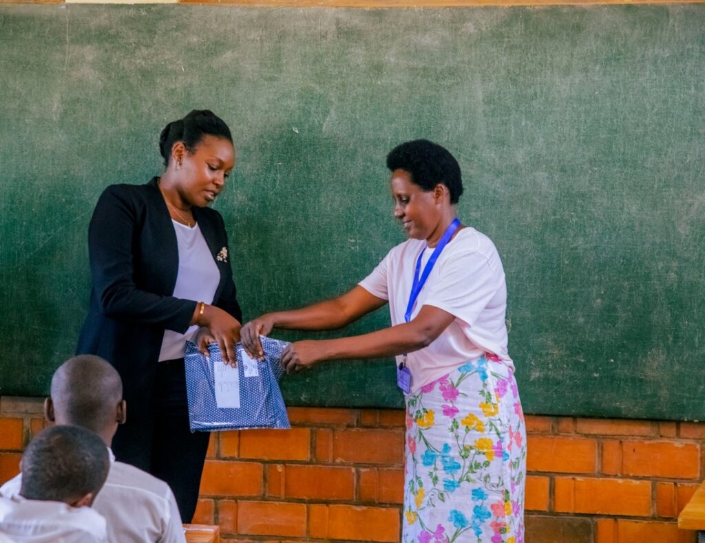 Min. Irere yamaze igihunga abanyeshuri batangiye ibizamini bisoza amashuri abanza